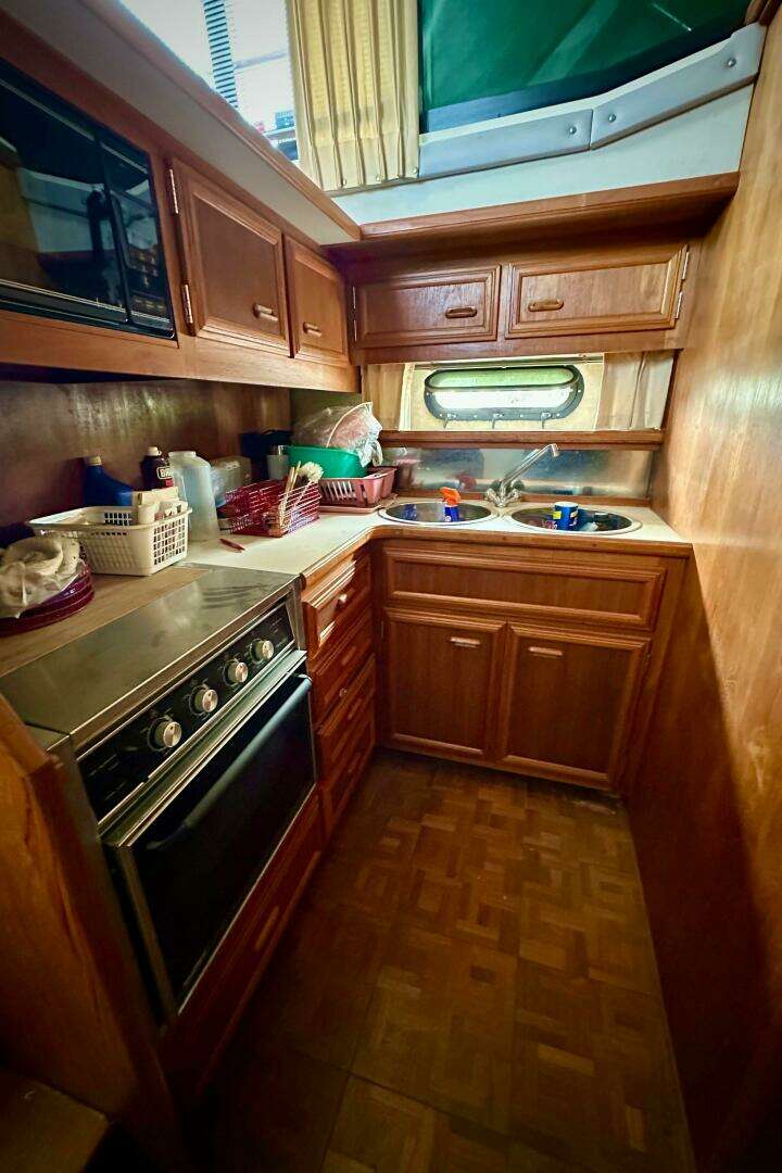 1991 Carver 3807 Aft Cabin - Image 29