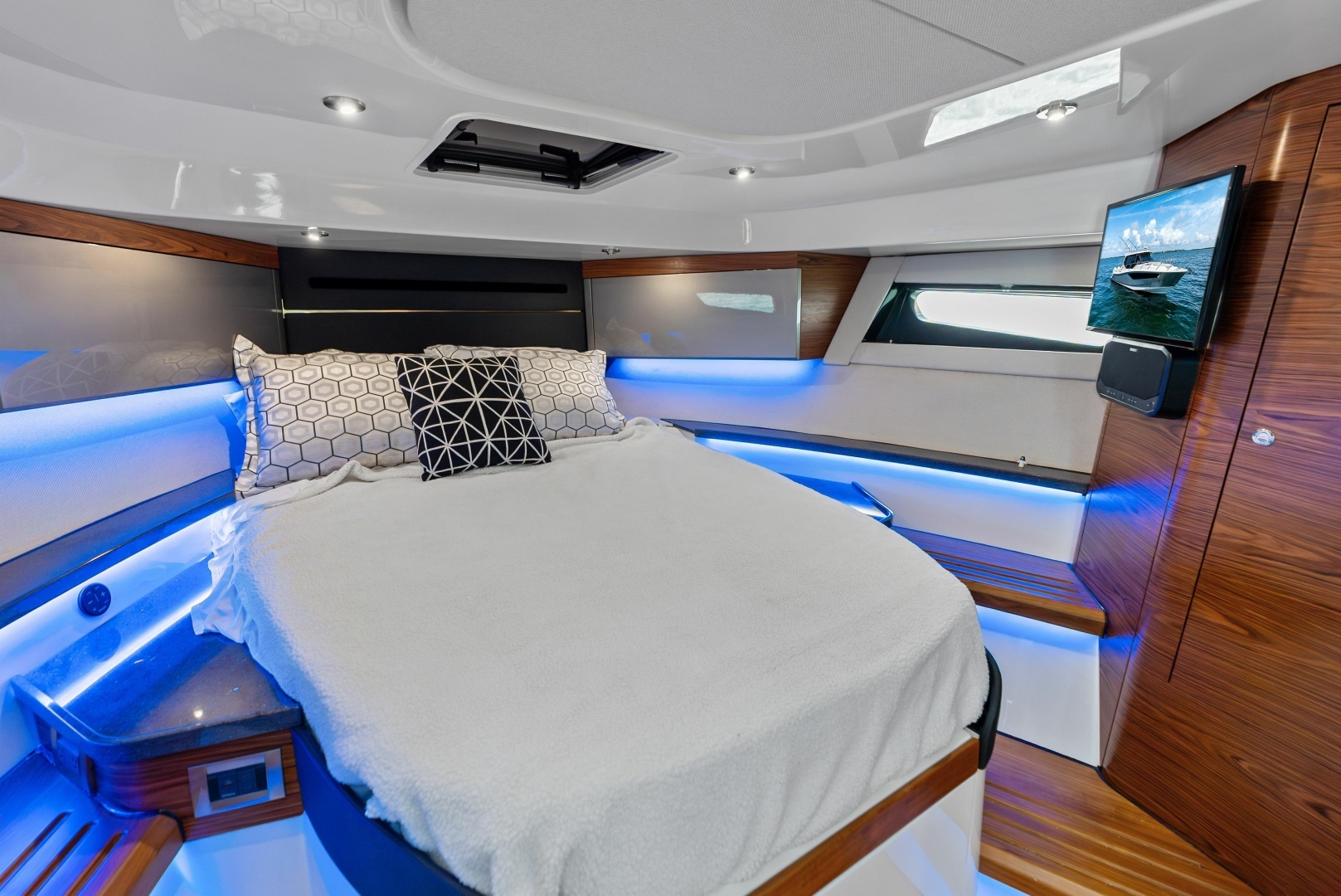 2023 Boston Whaler 405 Conquest - Image 33