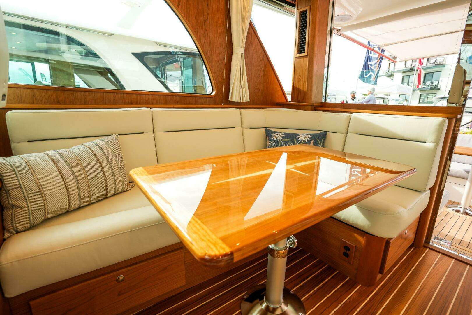 2027 Sabre 45 Salon Express - Image 18