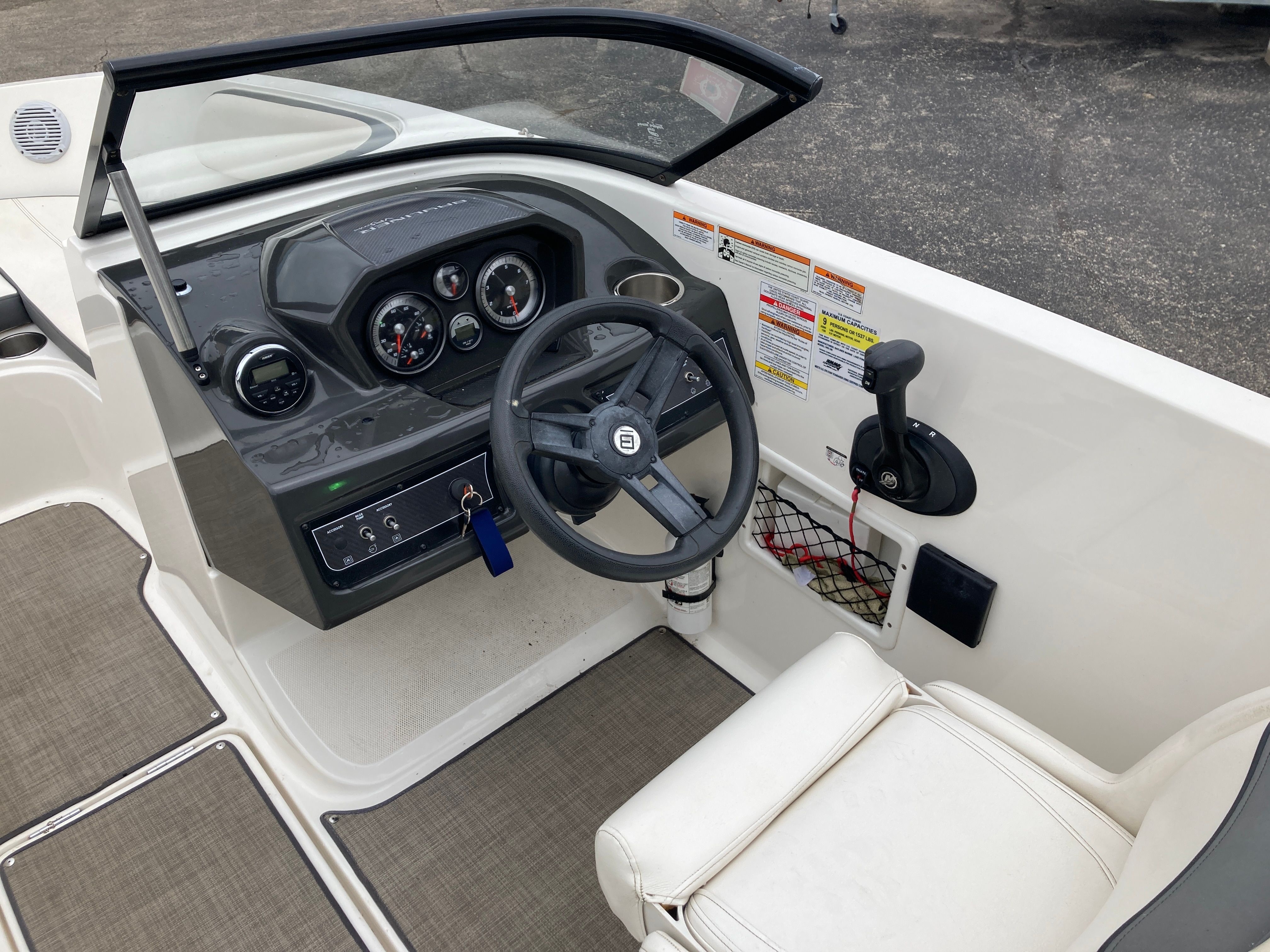 2017 Bayliner VR5 - 11