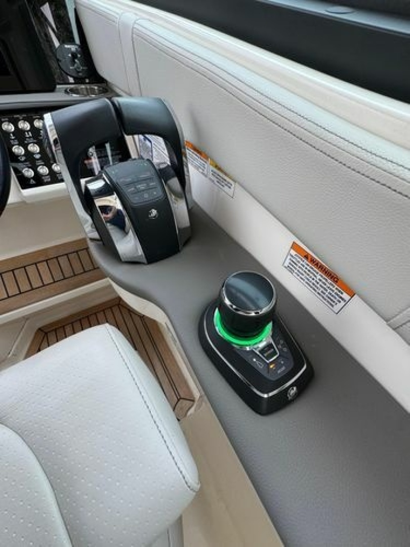 2021 Sea Ray Sundancer 320 Outboard - Image 17