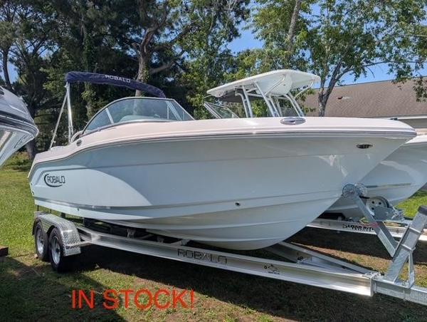 2025 Robalo R207 Dual Console