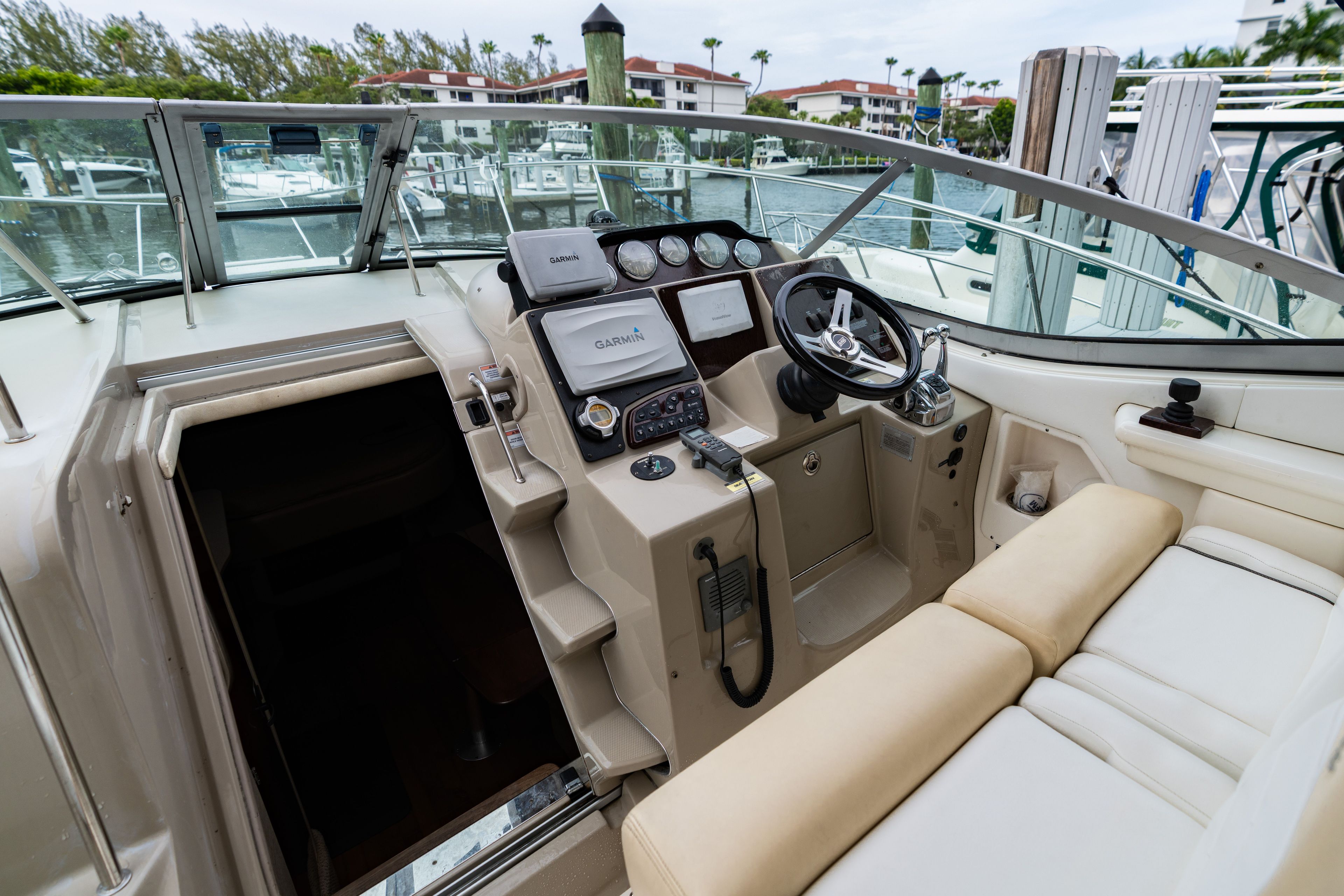 2010 Sea Ray Sundancer 330 - 21