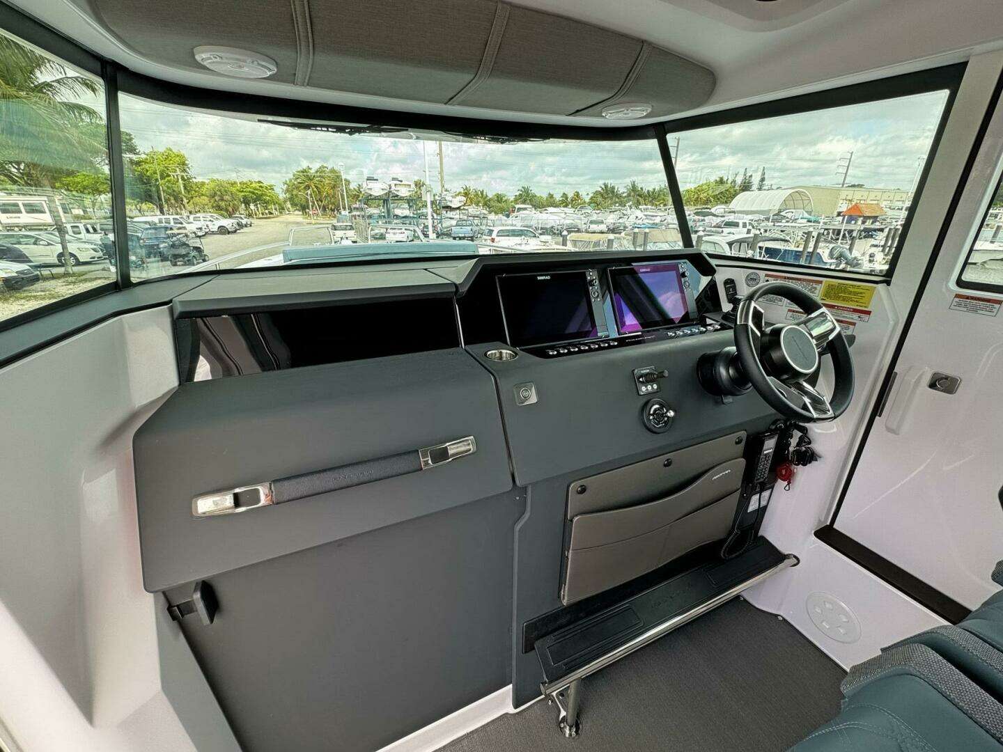 2024 Axopar 37XC CROSS CABIN - Image 8