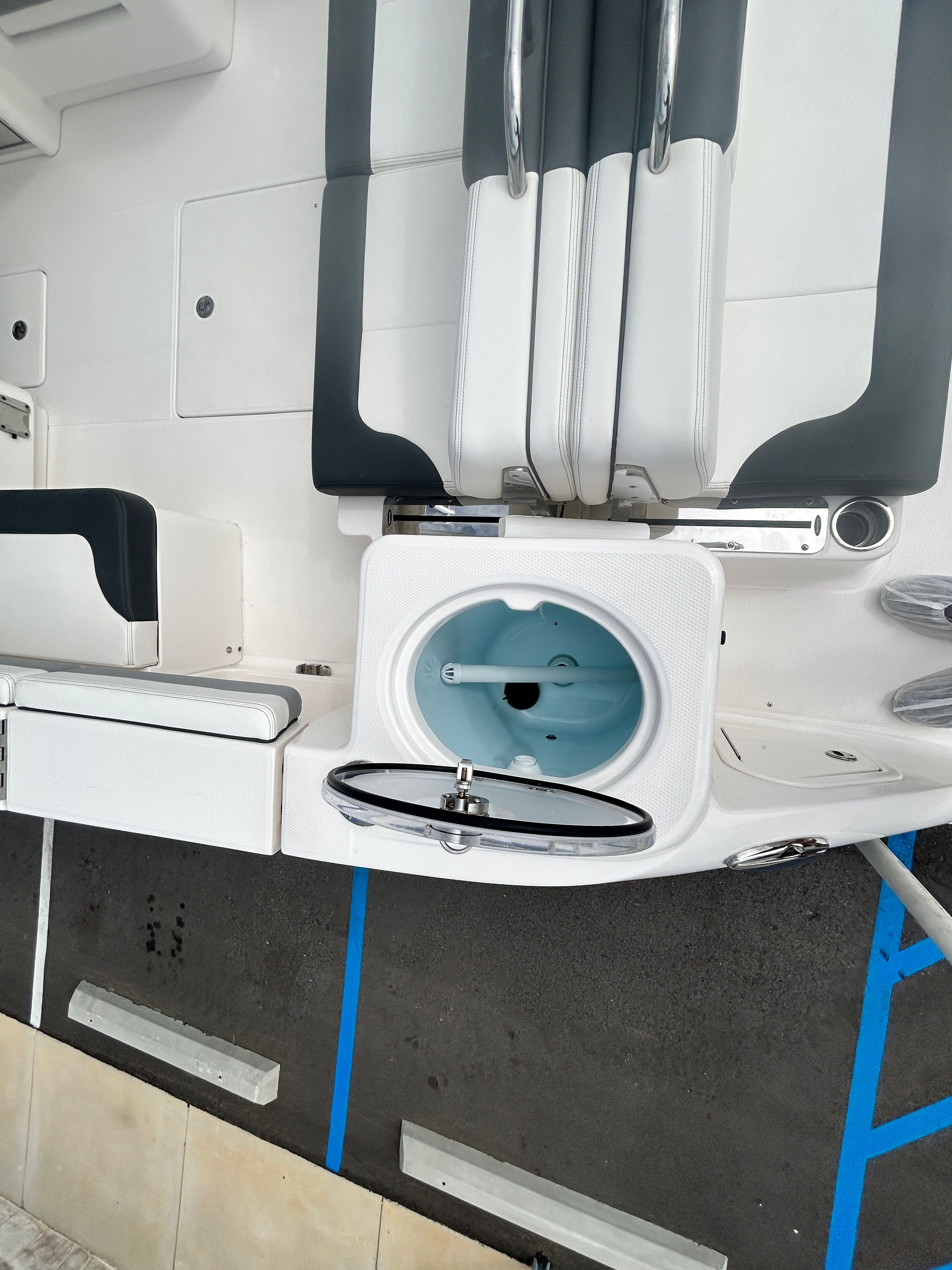 2025 Robalo R317 Dual Console - 31