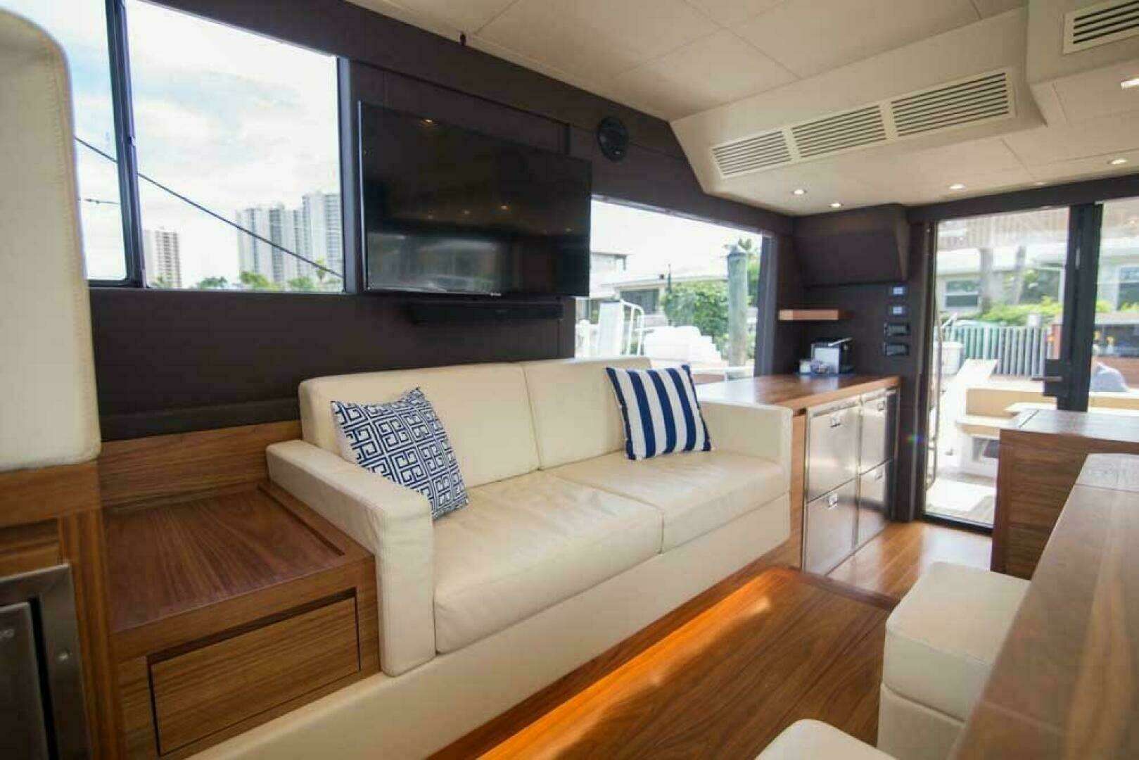 2019 Sundeck Yachts 580 Sport - Image 13
