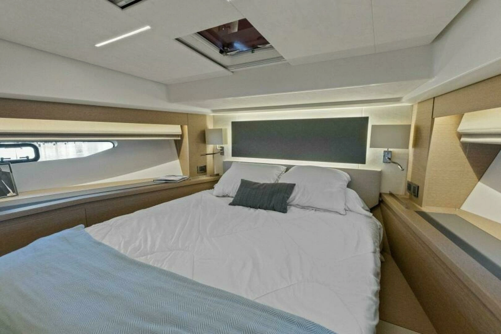 2022 Prestige 590 Flybridge - Image 33