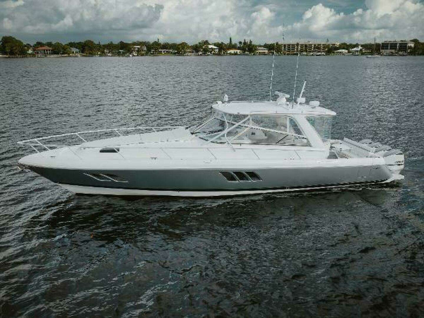 2018 Intrepid 475 Sport Yacht - Image 5