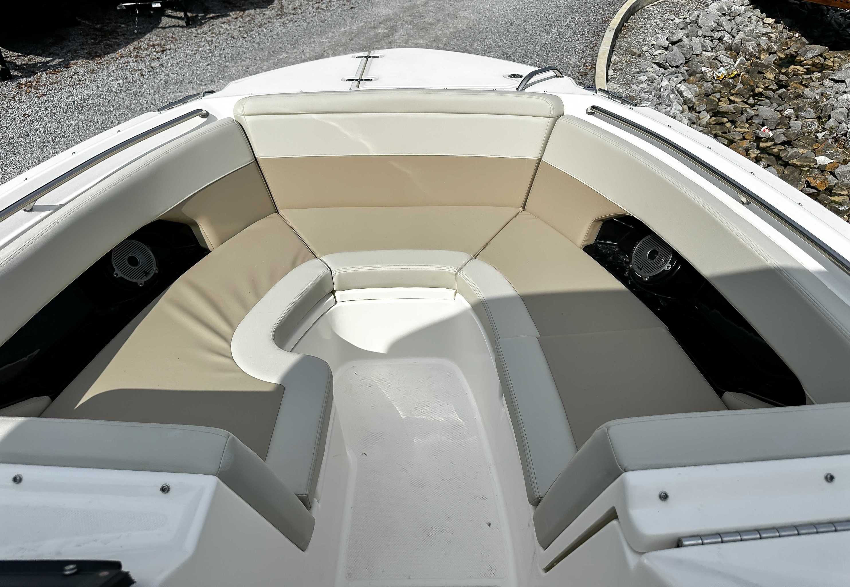 2025 Boston Whaler 240 Vantage - 11