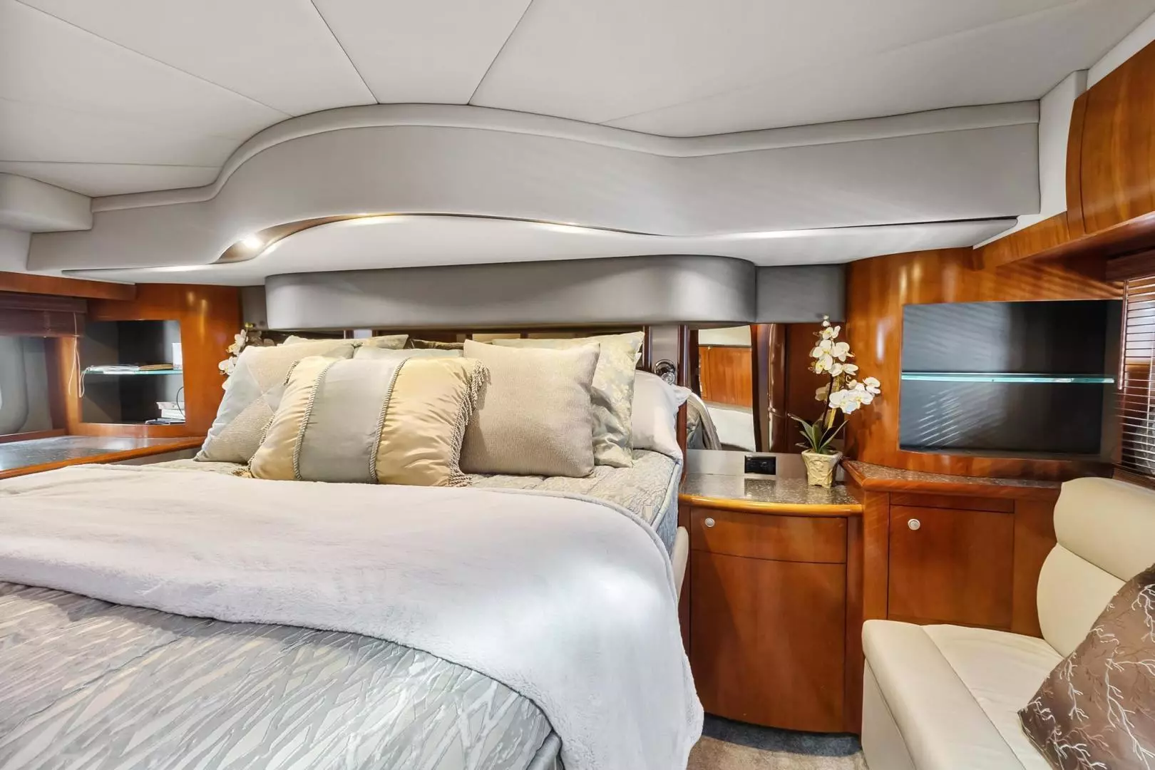 2007 Cruisers 520 Express - Image 23