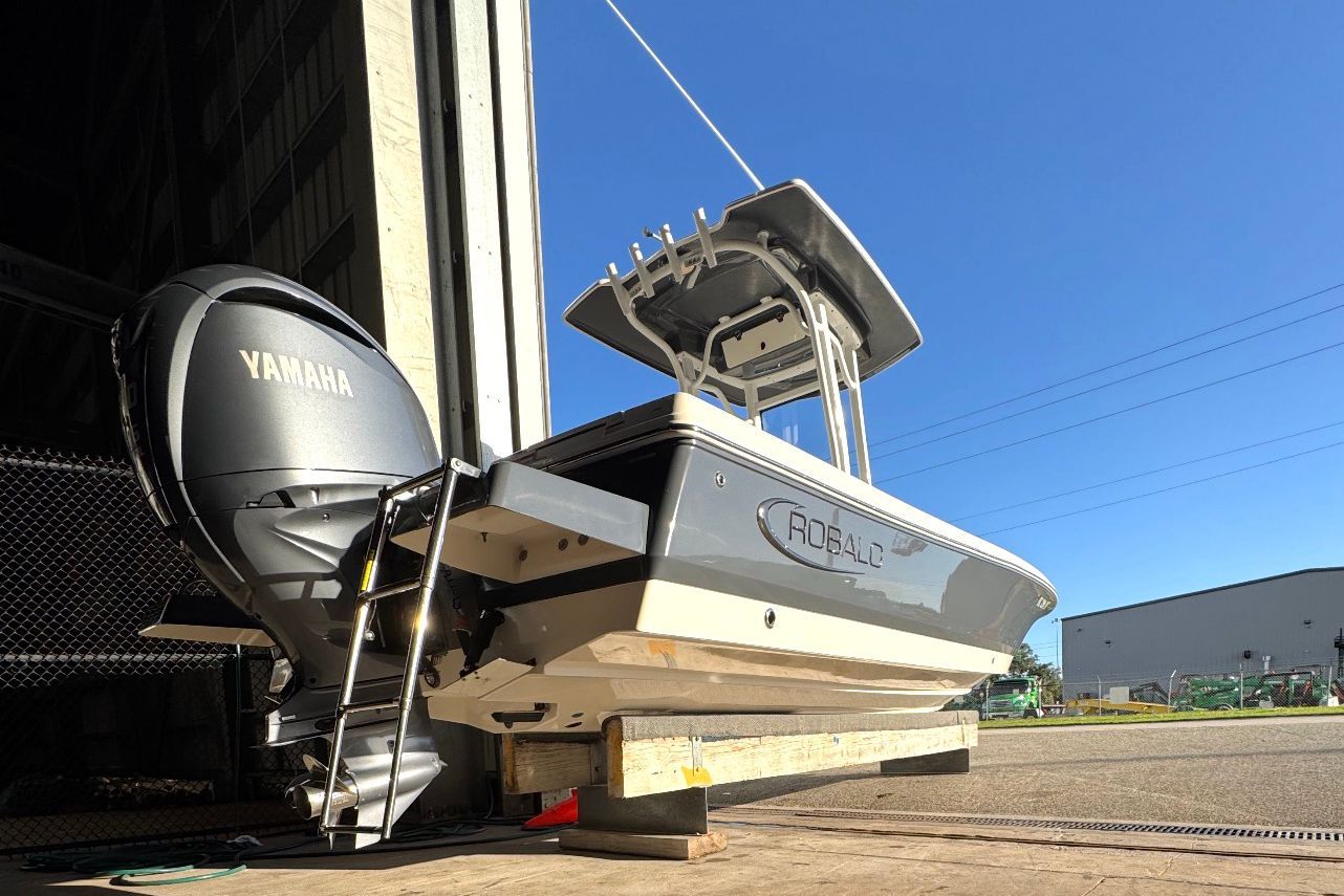 2023 Robalo 246 Cayman - 7