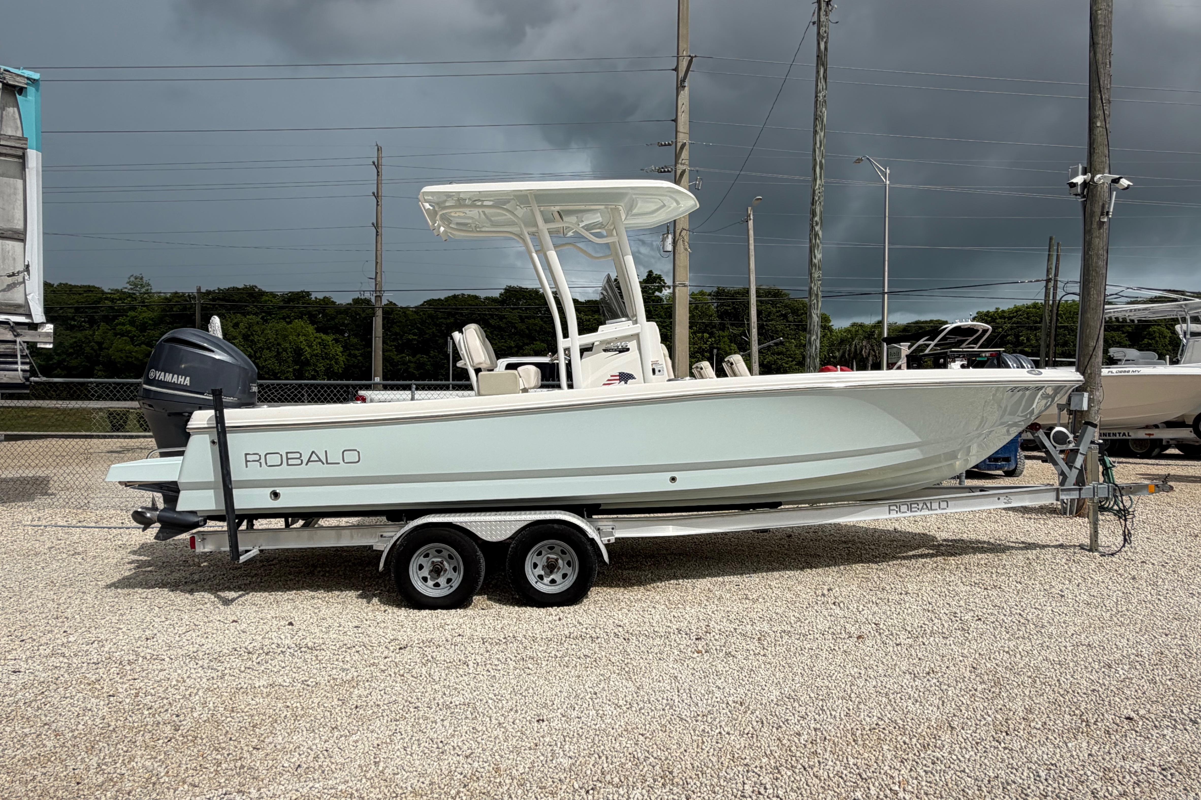 2017 Robalo 246 Cayman