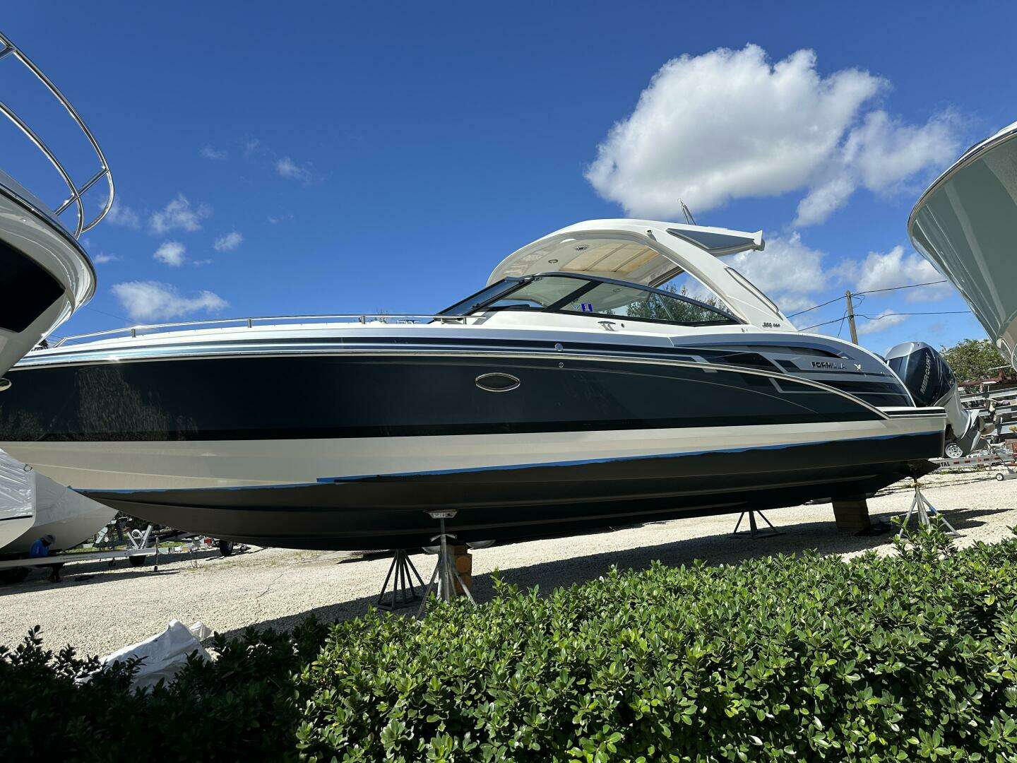 2021 Formula 350 Crossover Bowrider OB - Image 4
