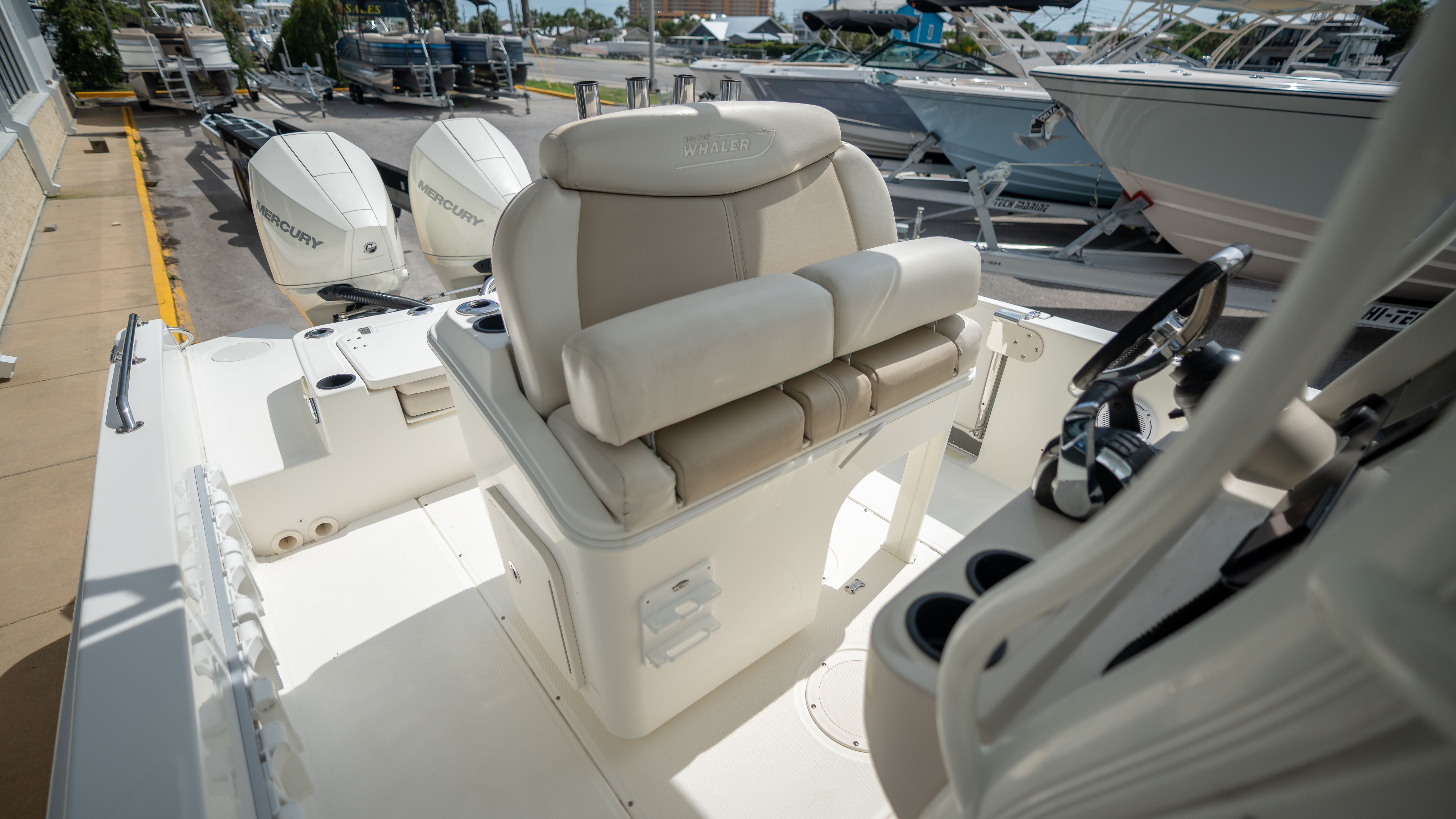 2019 Boston Whaler 270 Dauntless - 26