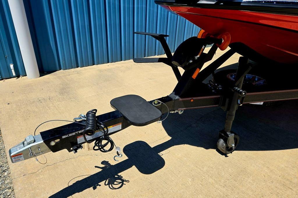 2026 Skeeter ZXE20 boat trailer hitch with blue building background.