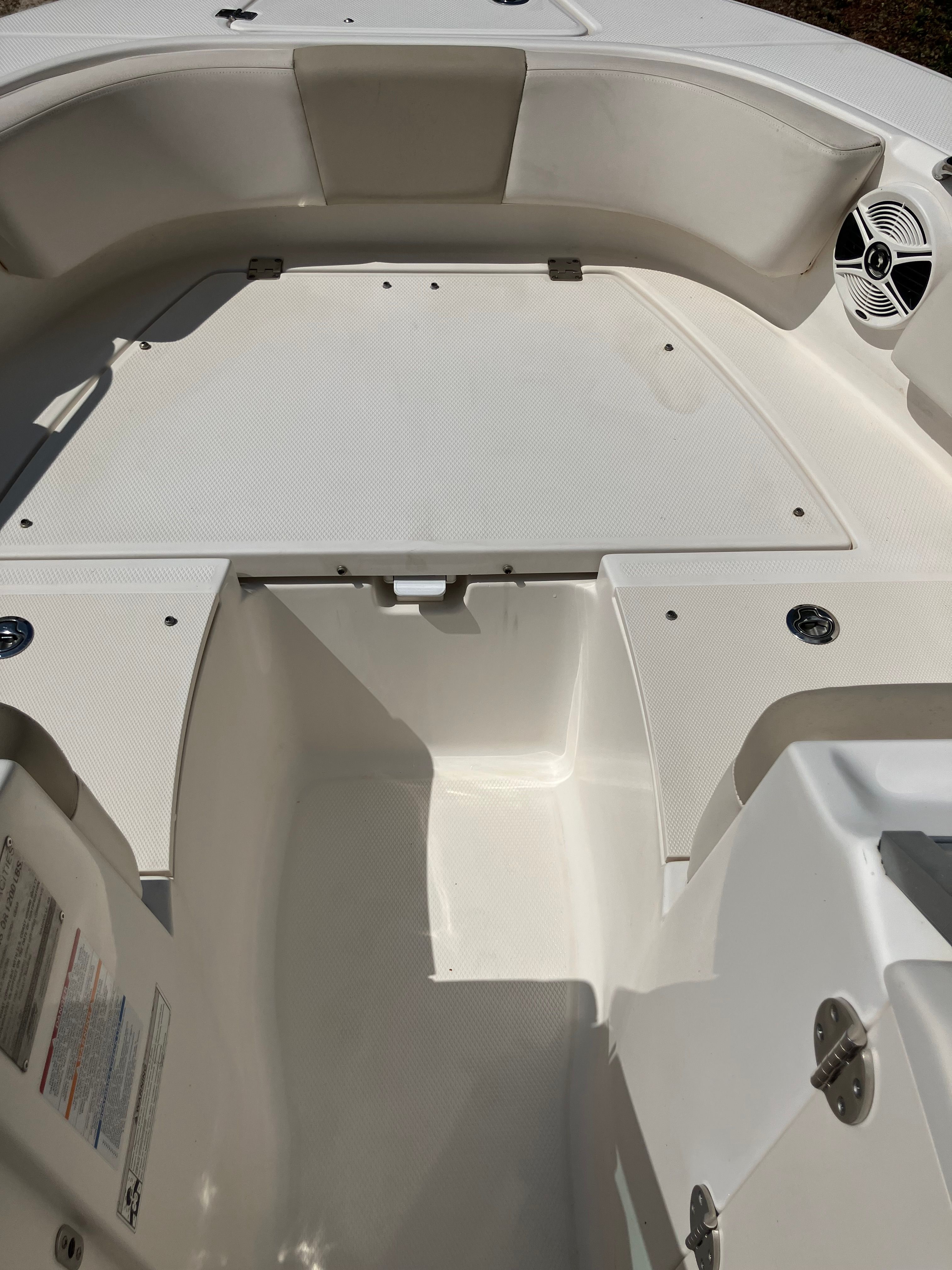 2017 Robalo R207 Dual Console - 6