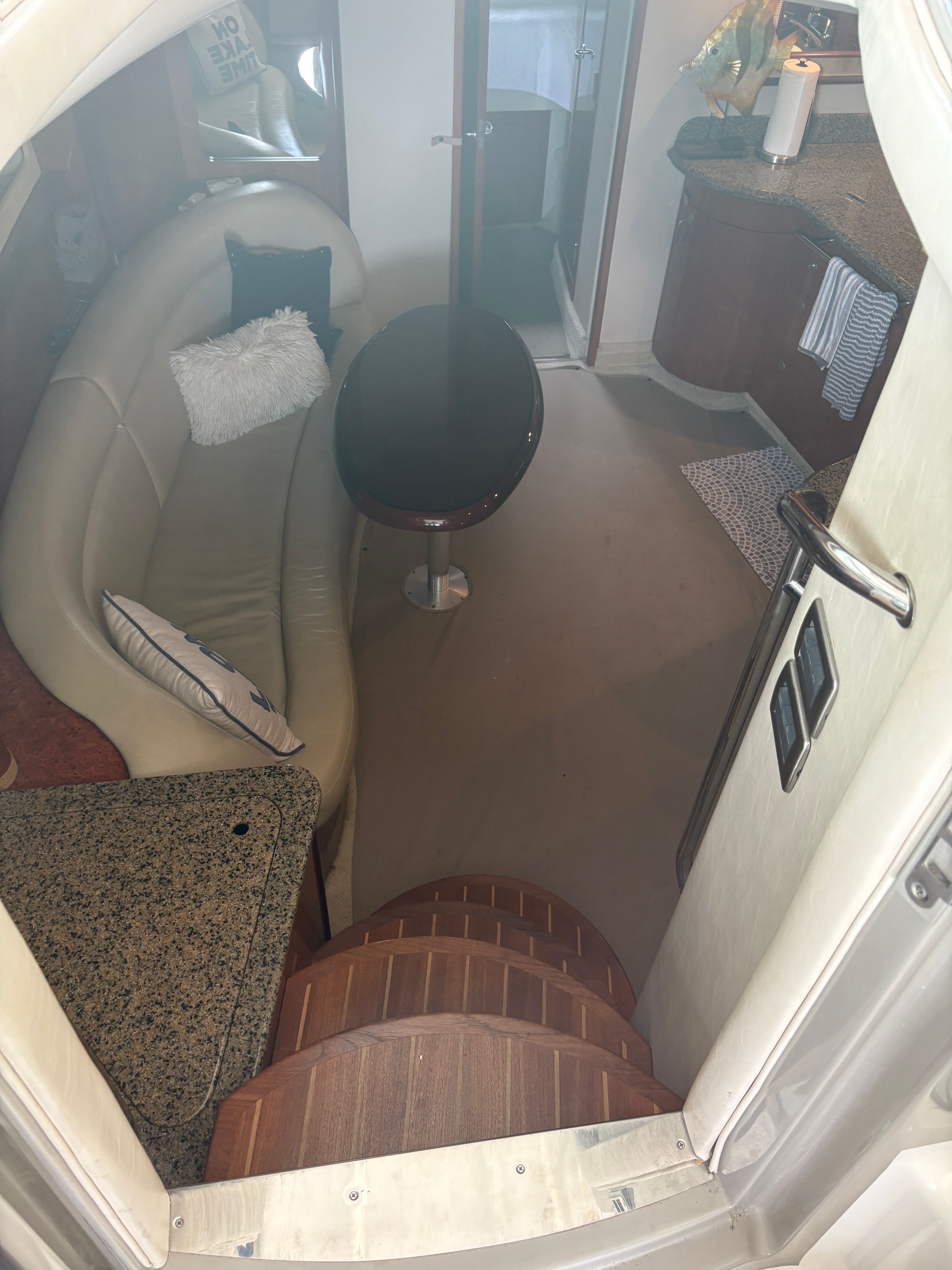 Interior of a 2005 Sea Ray 420 Sundancer yacht.
