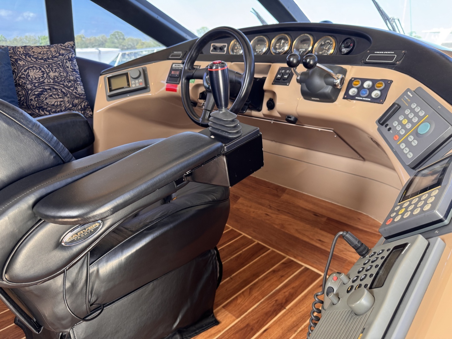 1998 Carver Voyager 530 - Image 7