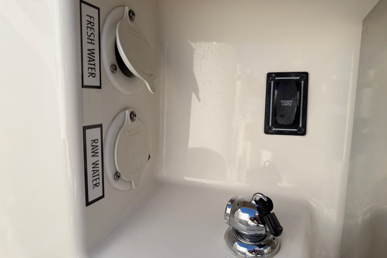 2021 Pursuit DC 326 Dual Console - 51