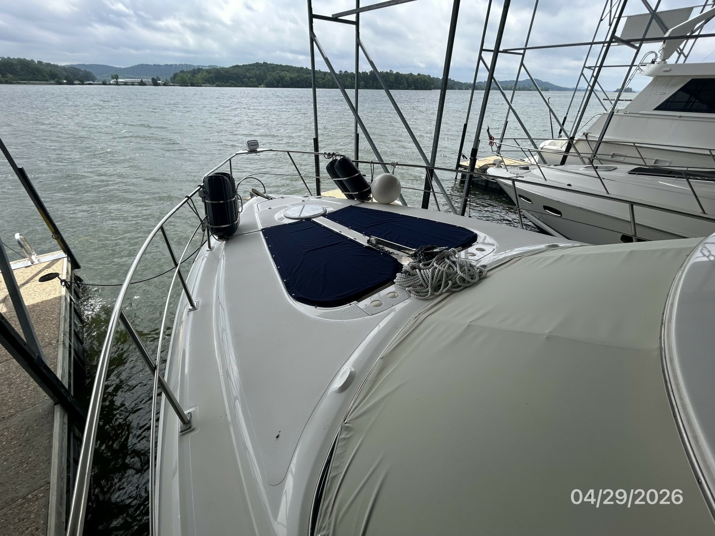 2000 Cruisers Yachts 4450 - Image 7