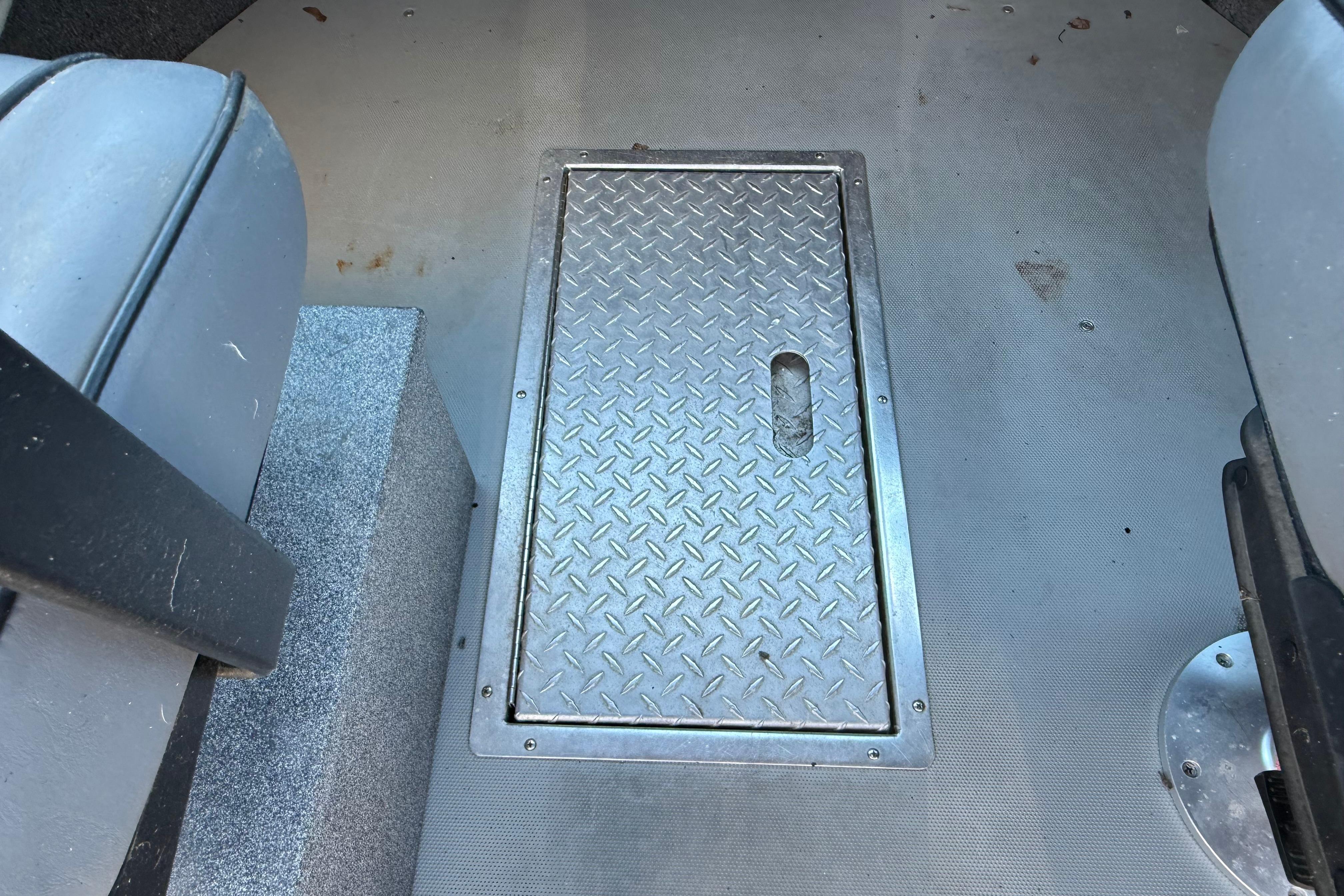 2004 Alumaweld Intruder Outboard 20 boat interior with diamond plate floor hatch.