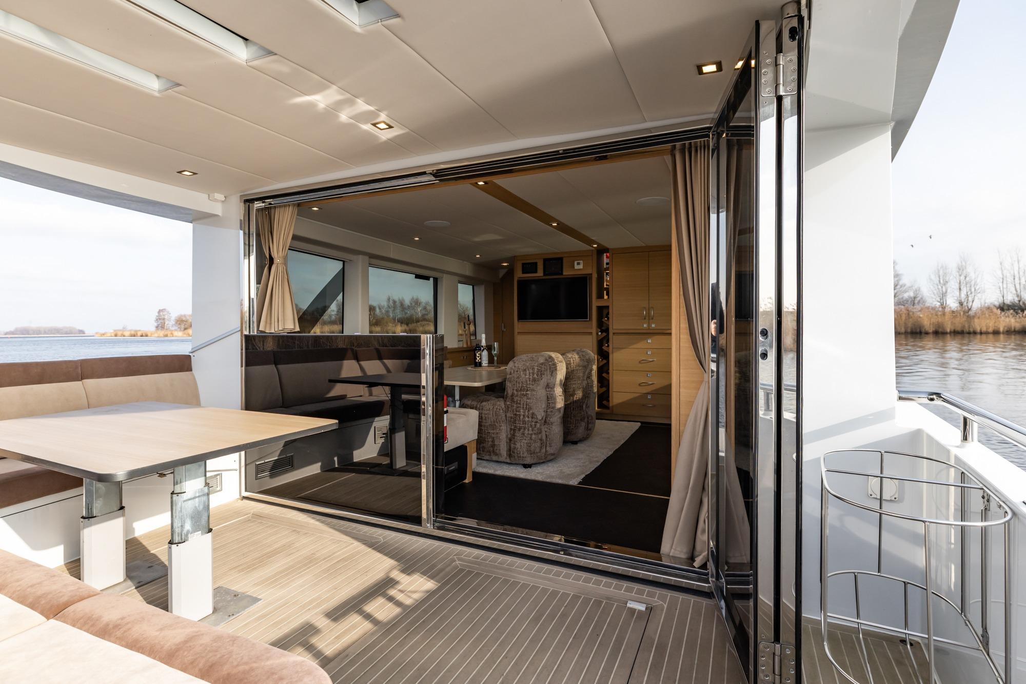 Luxurious interior of 2017 Steeler Panorama FF 53 yacht with open deck and modern furnishings.