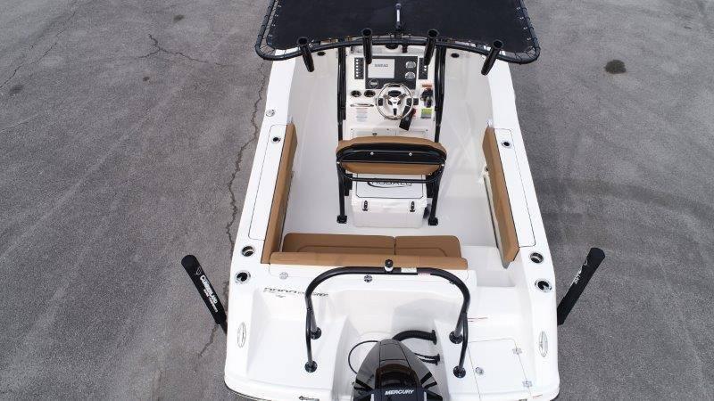 2025 Robalo R202 Explorer - 18