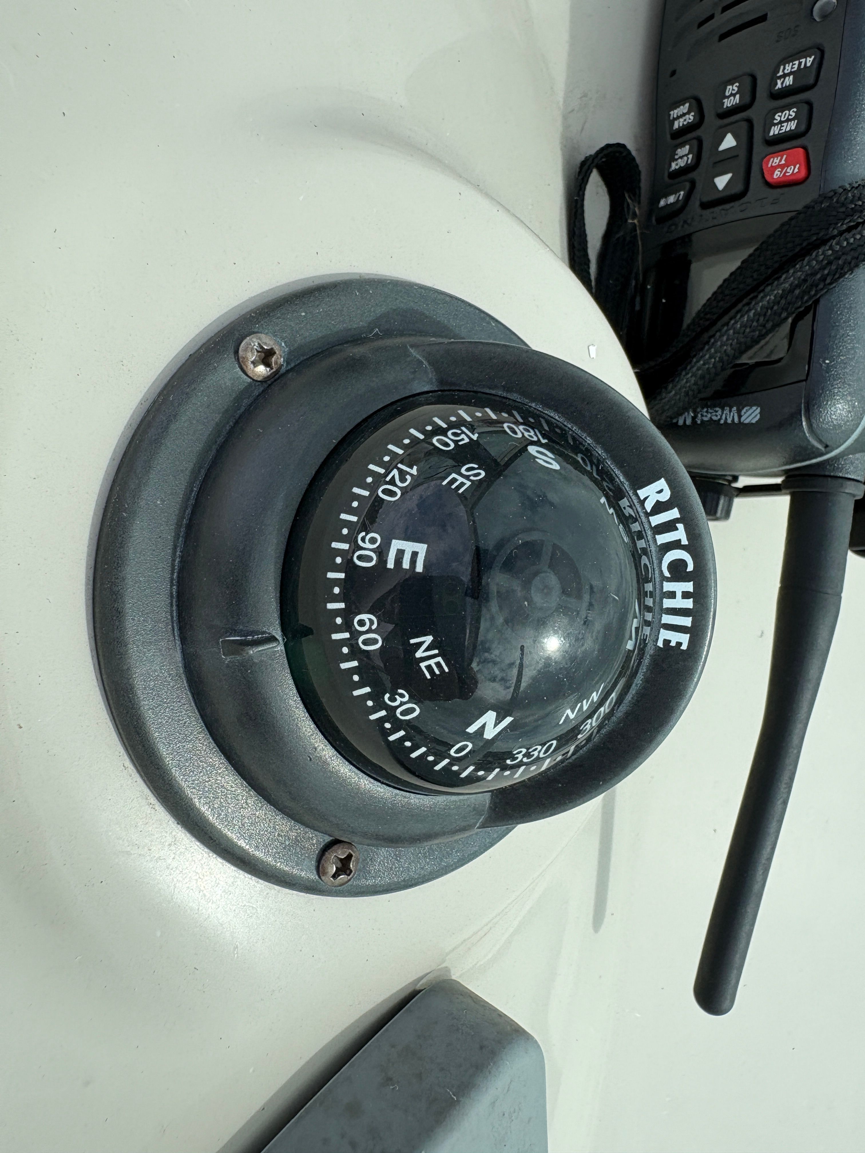 Compass and radio on Hurricane SUN DECK 260, 2009 model.