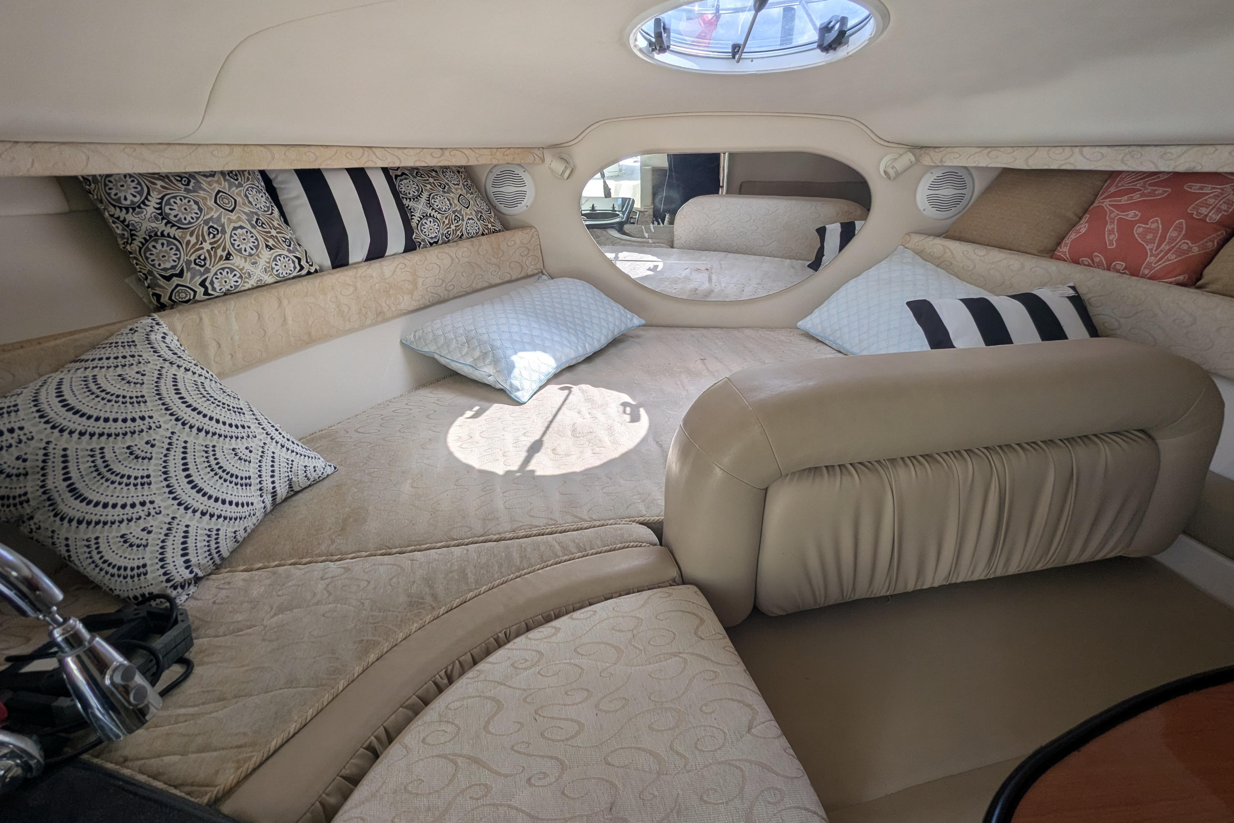 Luxurious interior of a 2003 Monterey 282 Cruiser with plush seating and decorative pillows.