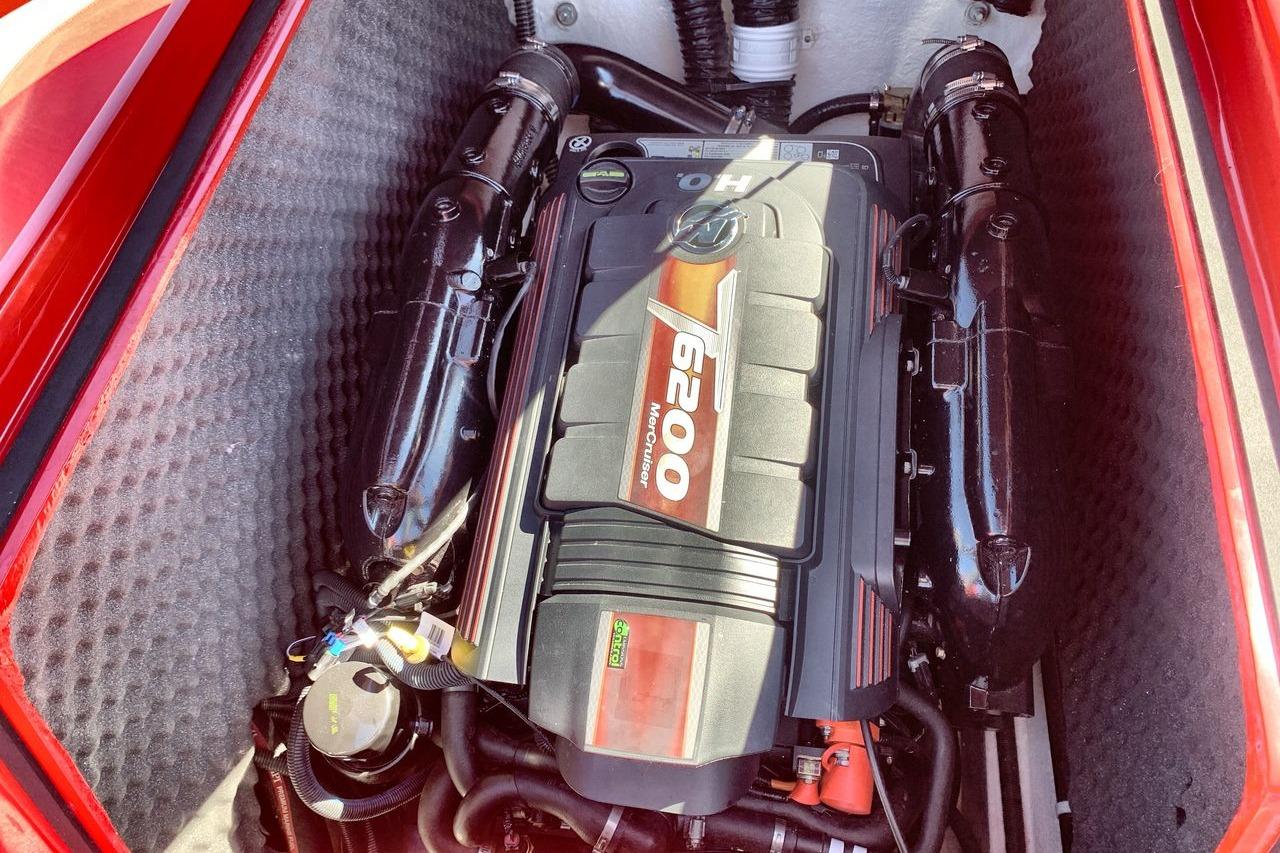 2023 Heyday WT-2DC engine compartment featuring a powerful MerCruiser 6200 engine.