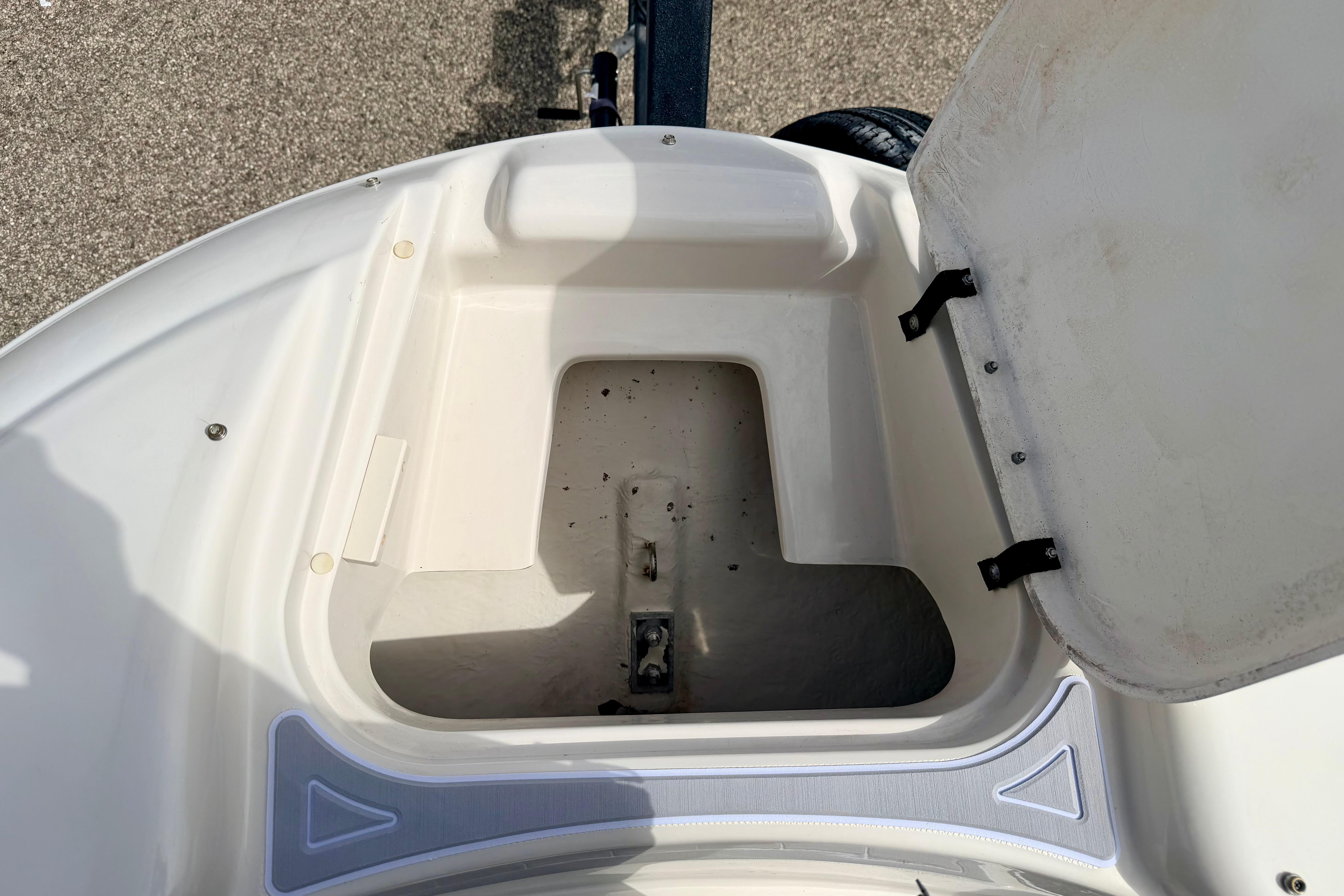 Open storage compartment on a 2003 Sea Ray 200 Sundeck boat.