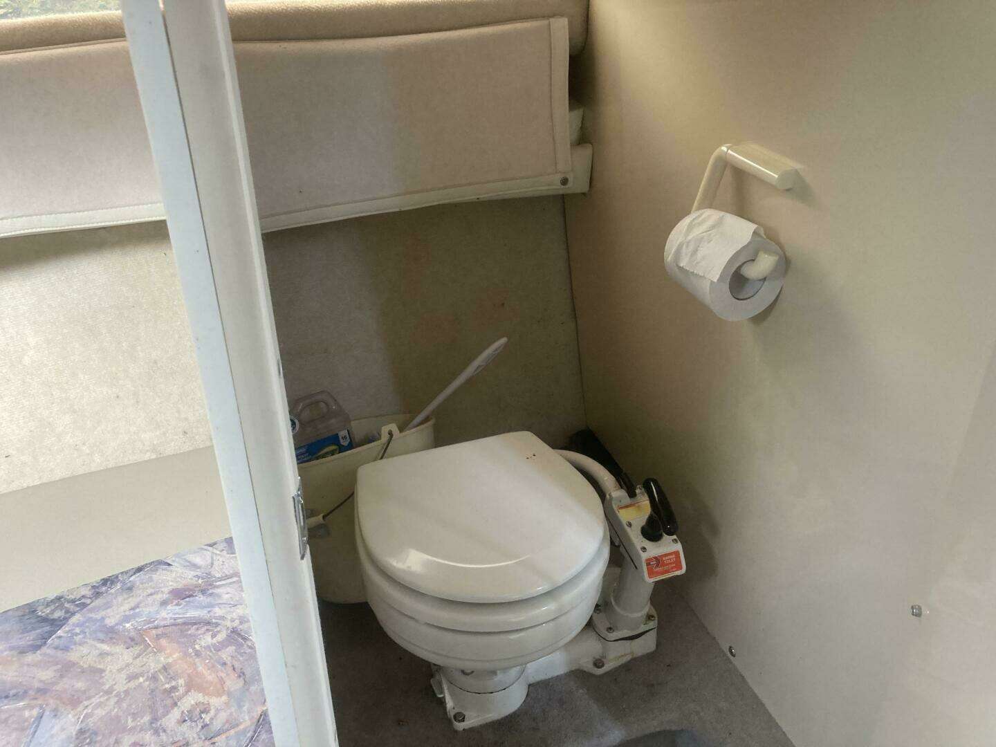 1996 Bayliner 2252 - Image 13
