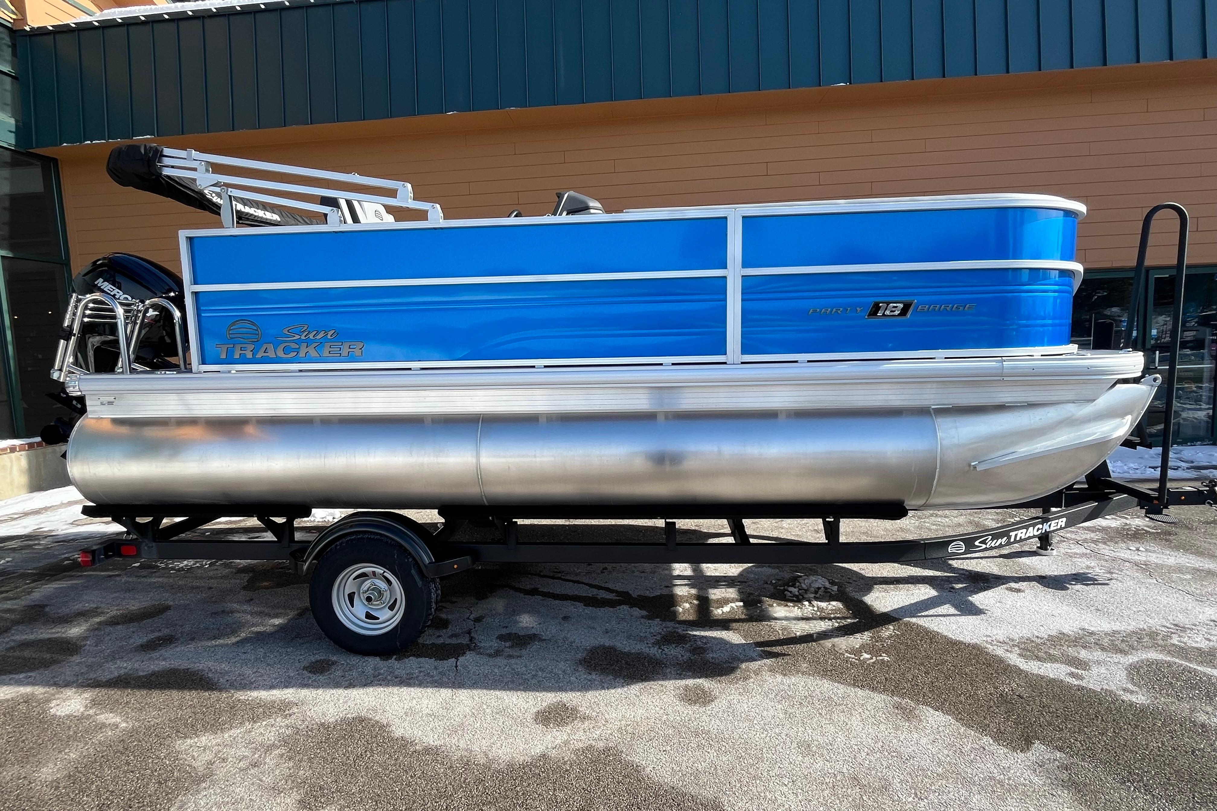 2026 Sun Tracker Party Barge 18 DLX