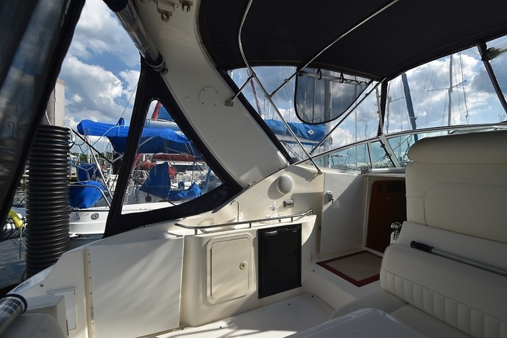 2004 Cruisers Yachts 320 Express - Image 17
