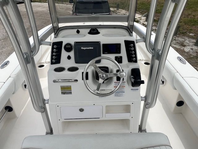 Helm of the Robalo 246 Cayman with steering wheel and instruments.