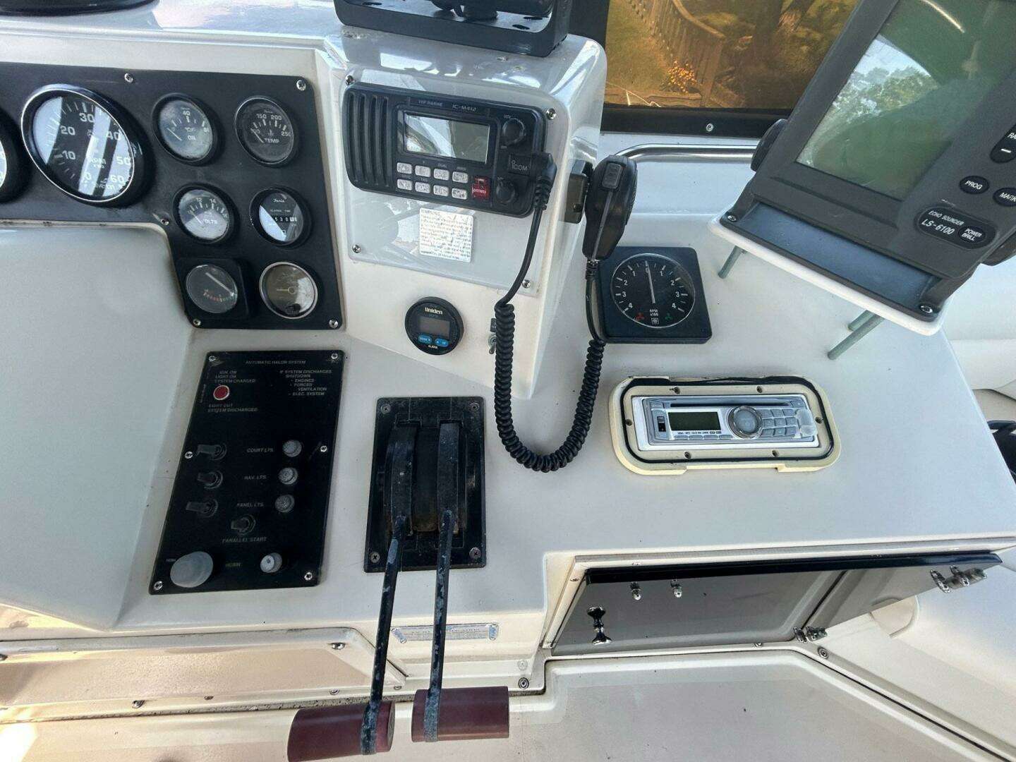 1990 Silverton 34 Convertible - Image 17