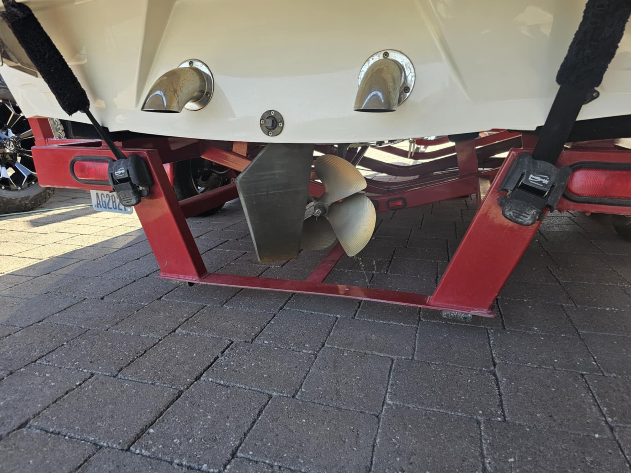 Red boat trailer with propeller, MB PIGPR 2006 model.