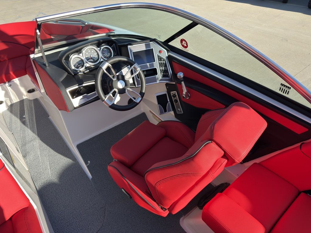 2019 MasterCraft XT22 - 32