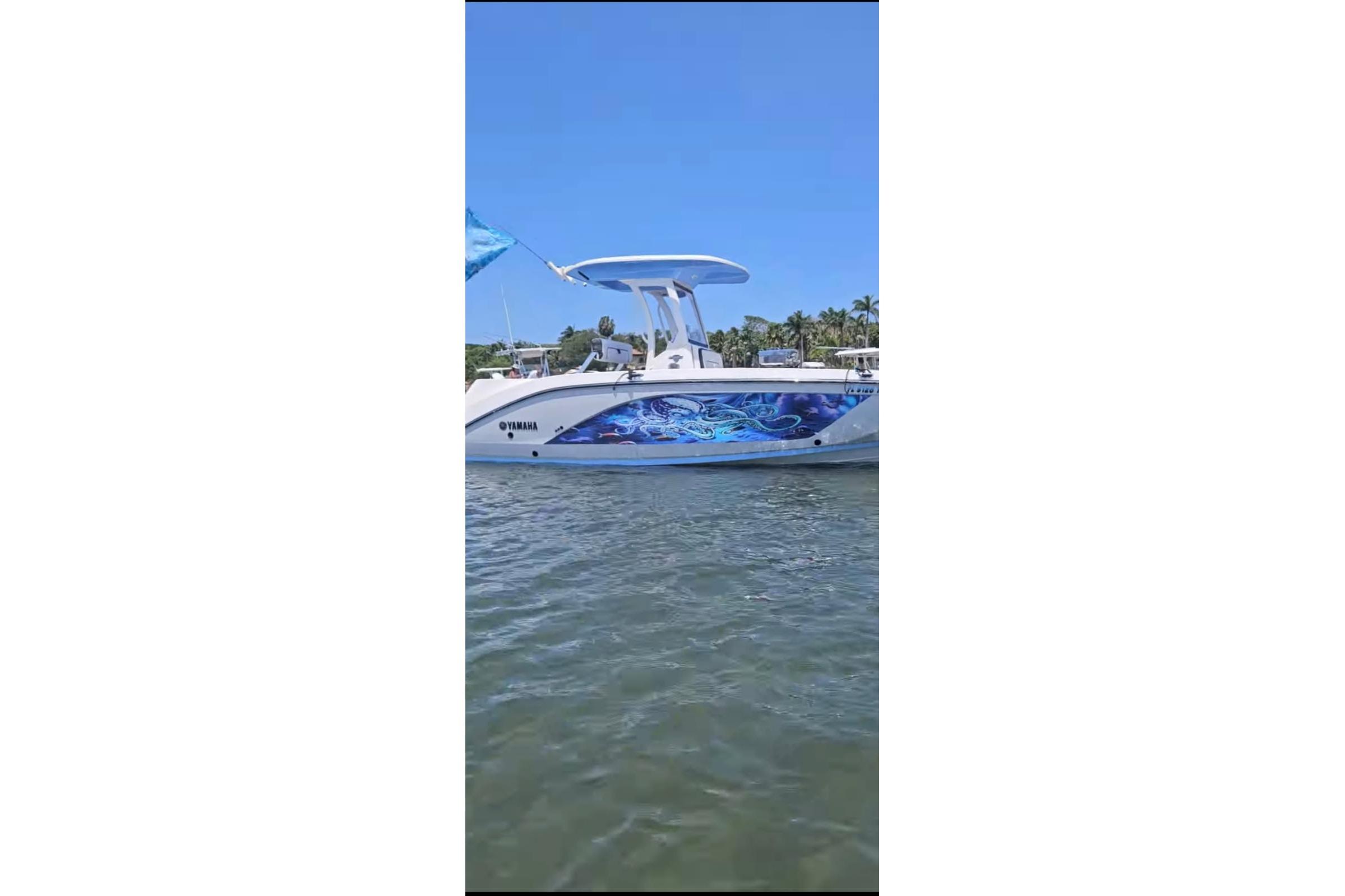 Yamaha 222 FSH Sport E 2024 on the water with blue design.