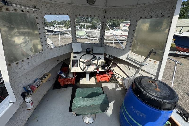 Interior of a 2001 ROS Boats 19 RUNABOUT, featuring steering wheel and navigation equipment.