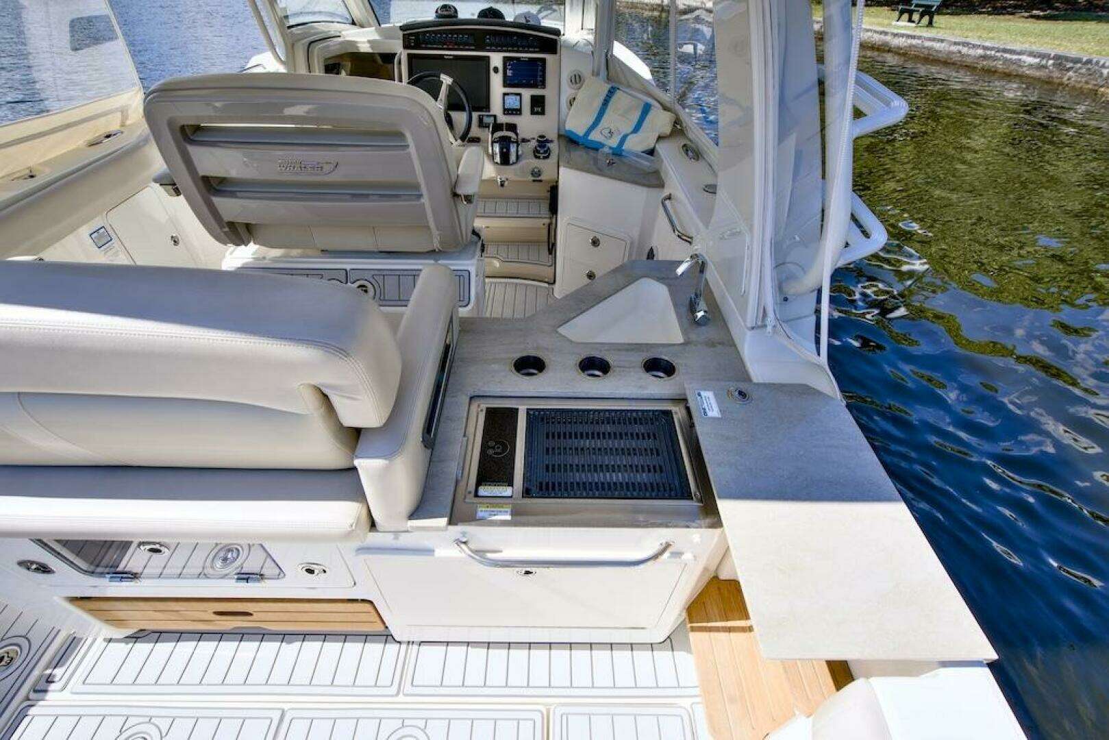 2019 Boston Whaler 350 Realm - Image 21