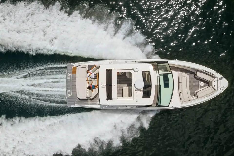 Overhead view of 2018 Sea Ray SLX 400 cruising on water, creating dynamic wake.