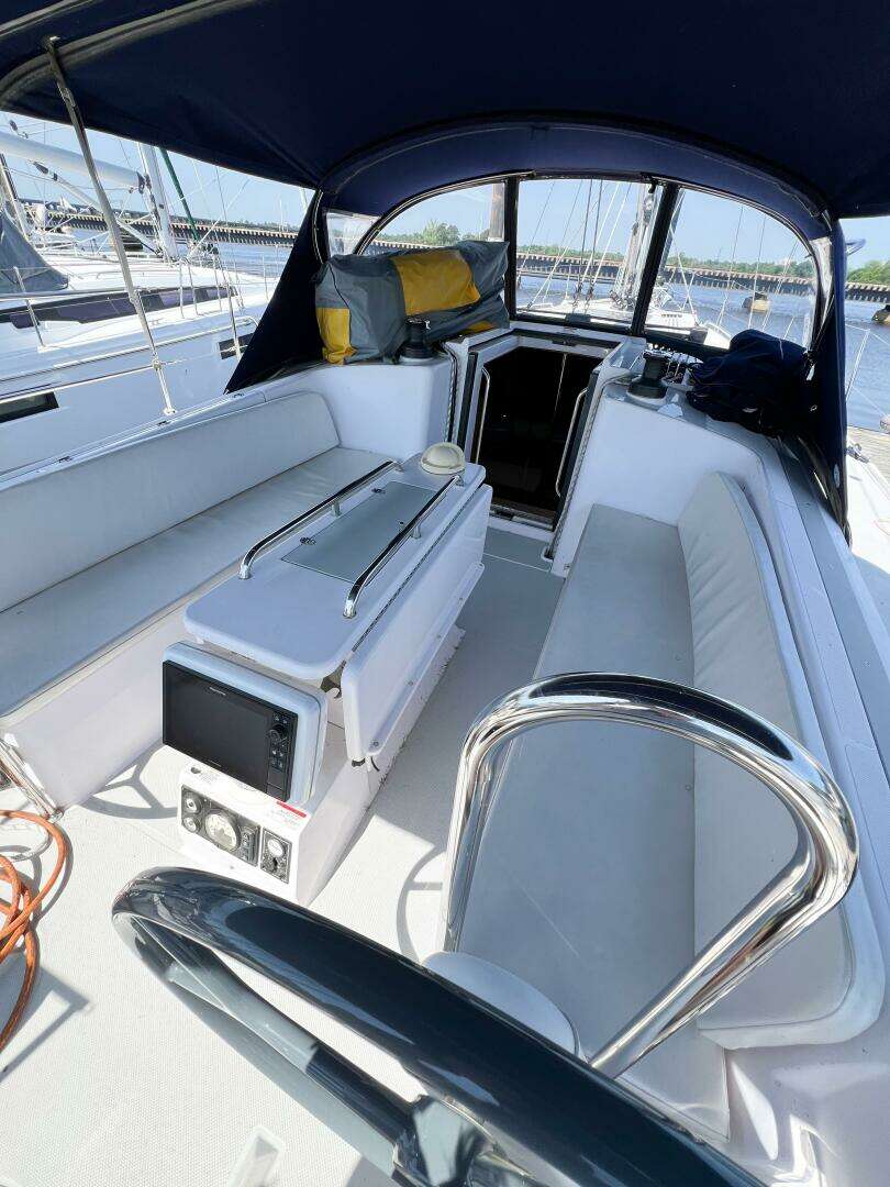 2019 Catalina 425 - Image 3