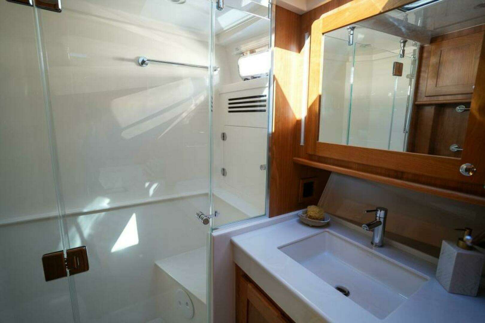 2027 Sabre 51 Salon Express - Image 27