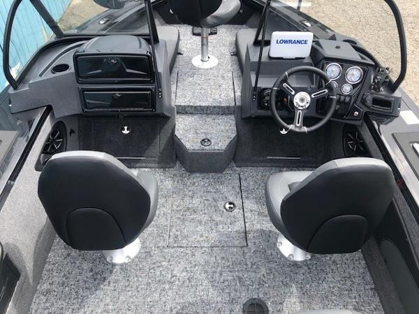 2025 Tracker Targa V18 Combo boat interior with dual seats and modern dashboard.