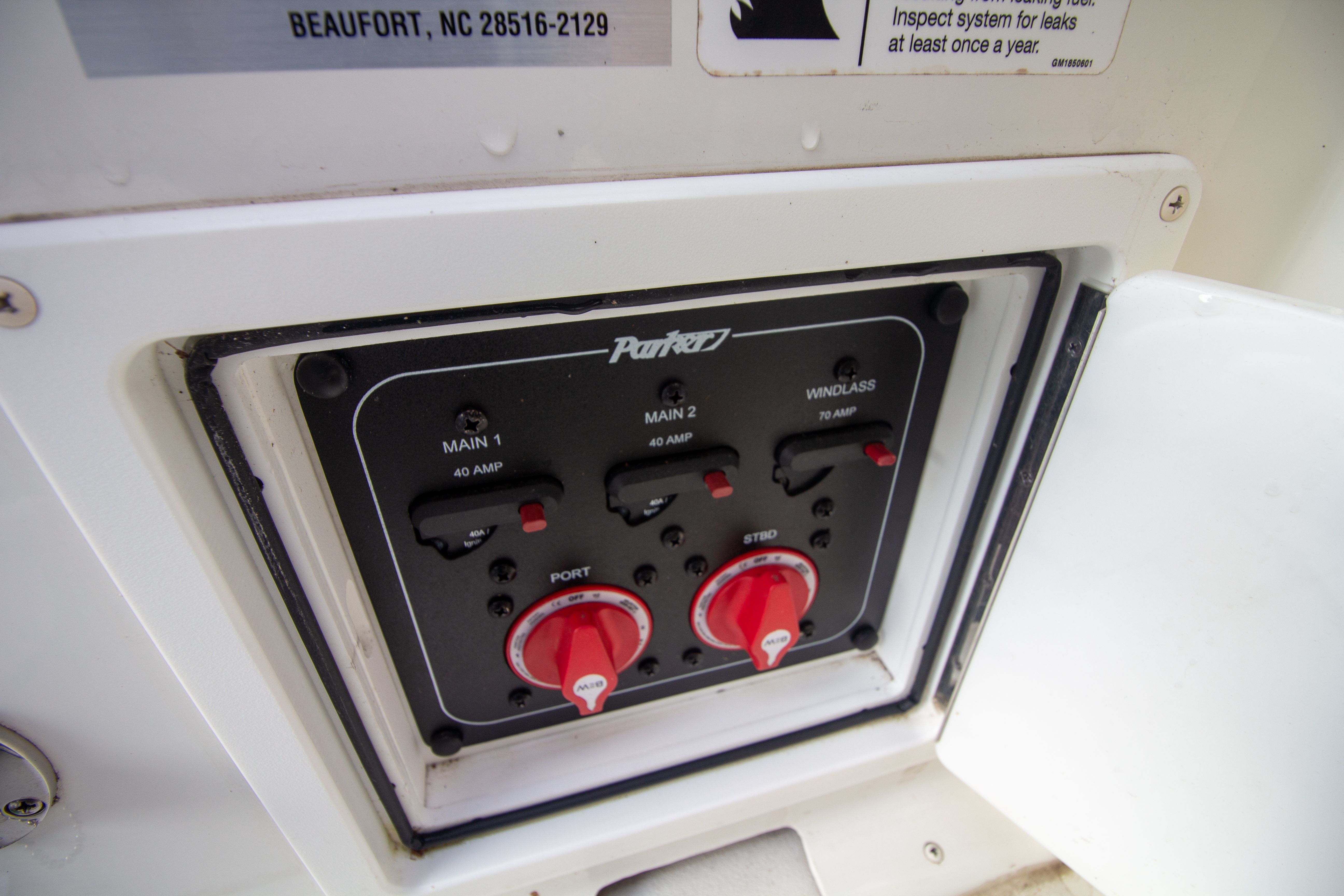 Control panel of Parker 2520 XLD Sport Cabin boat, year 2022.