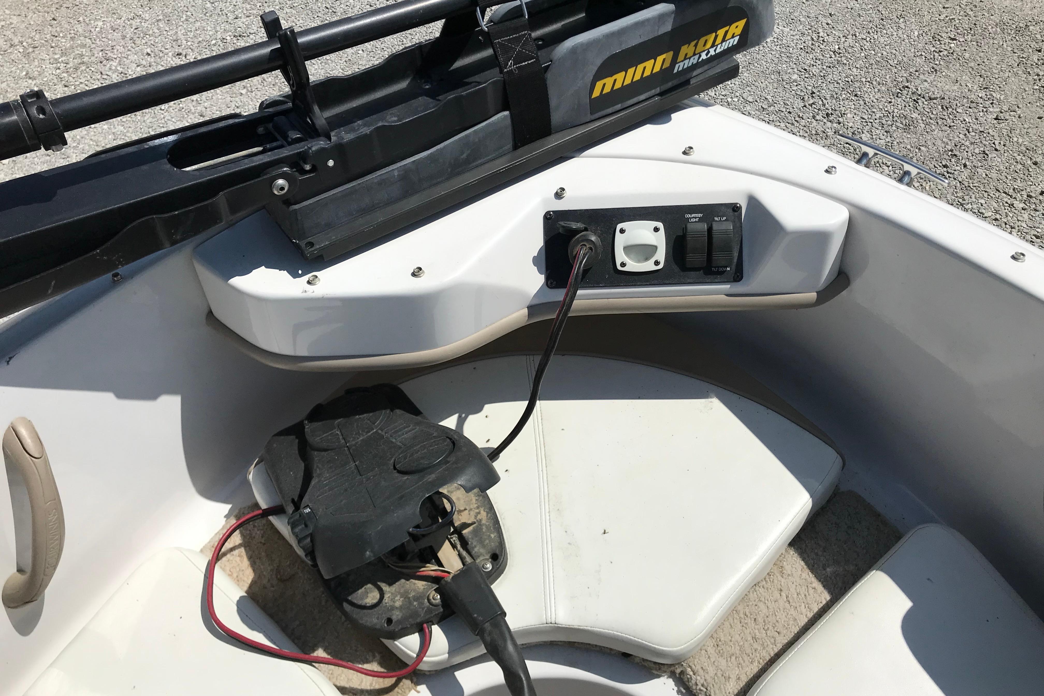 2005 Four Winns 180 Horizon FS boat with Minn Kota trolling motor setup.