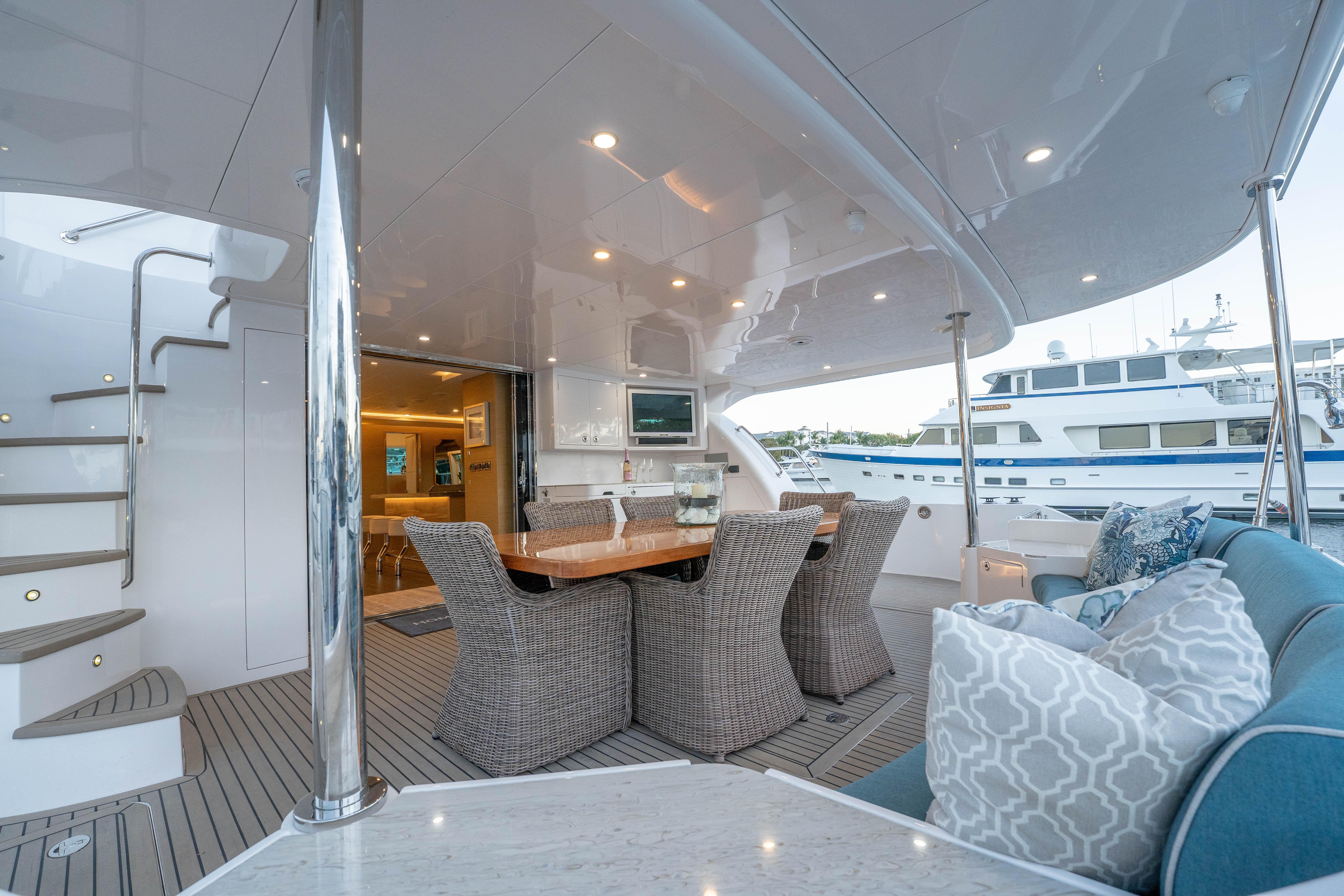 Luxurious Horizon yacht deck with dining area and seating, 2021 model.