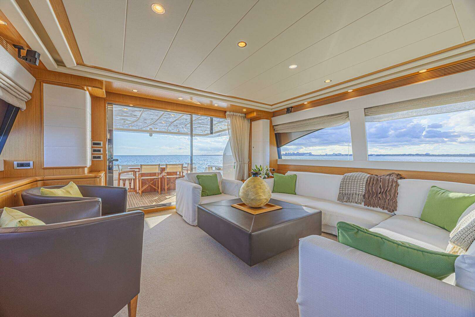 2011 Ferretti Yachts 830 - Image 43