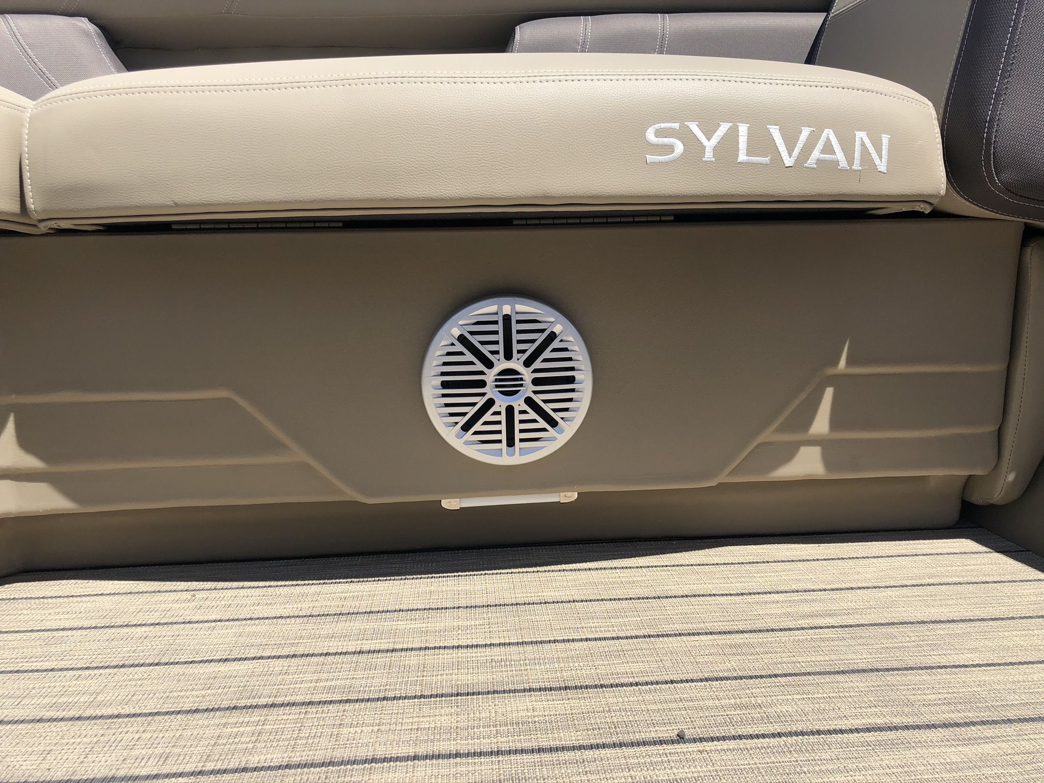 2026 Sylvan Mirage 8520 Cruise - 24